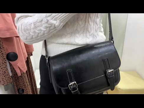 ❤️ فٹنگ روم میں ڈلڈو کے ساتھ نوجوان کتیا فیرل بیری کی عوامی مشت زنی ❌ مقعد فحش  ❌️❤